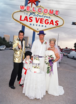 Jesse Garon aka Elvis with a happy couple at the Las Vegas destination sign