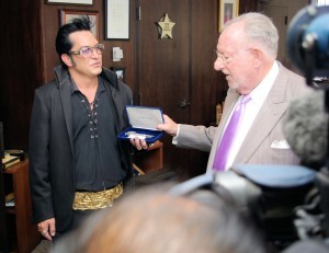 Mayor Oscar B. Goodman presents Jesse Garon with the key to the city in Las Vegas, Nevada